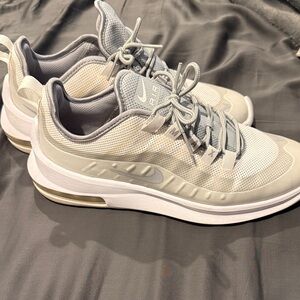 Nike Men's Light Gray Athletic Shoes